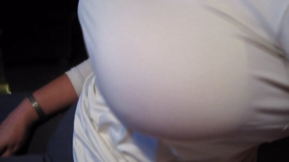 ठूलो स्तन भएको गैबी कार्टरले एजेन्टसँग यौनसम्पर्क राख्छ र उनको अनुहारमा सहन्छ